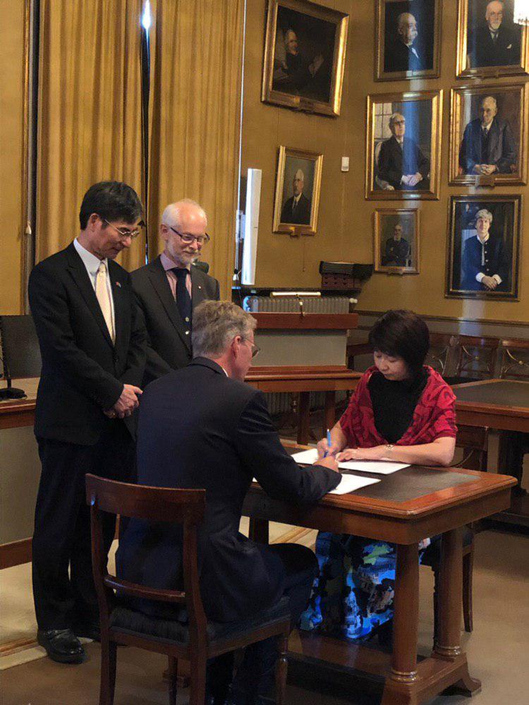 科技部陳良基部長(左)於8月27日拜會瑞典皇家科學院(KVA)與院長Dan Larhammar(右)會面，科技部科教發展及國際合作司黃心雅司長與瑞典策略科研基金會(SSF)執行長Prof. Lars Hultman簽臺瑞合作備忘錄。