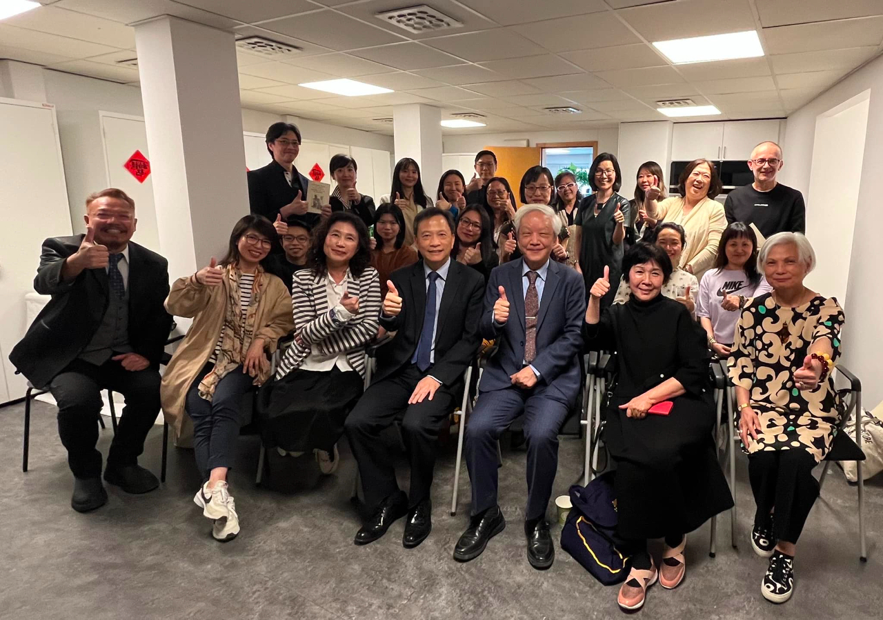 作品融合傳統與鄉土，並兼具現代感知和寫實風格的臺灣新詩詩人向陽，本(12)日在我國駐瑞典代表處發表了主題為獻給福爾摩沙之歌的中瑞語詩作朗頌會，現場吸引瑞典漢學界及歐洲華文作家協會、僑界老中青詩詞愛好者約三十餘名到場選讀或聆聽欣賞。駐瑞典谷瑞生大使歡迎向陽及各界友人參與，引用向陽、歌德、唐朝杜牧三人詩作說明詩之浸潤及啟發性。向陽致詞感謝中華民國駐外使館政務繁重之際亦能重視文藝創作，讓臺灣本土詩詞在全球發光發熱。

      本名林淇瀁，來自臺灣南投的向陽昨晚應邀飛抵瑞典訪問，今天首站就在我駐瑞典代表處及瑞典臺灣新生社的安排下親自主持他瑞典之行首場詩作中瑞文及臺瑞語朗誦會，此次會中朗誦的是他精選跟臺灣息息相關的詩作，有從1986年出版迄今已重刷5次之詩集《四季》中選取的(驚蟄)、(清明)、(小滿)、(芒種)、(立秋)、(霜降)、(小雪)及(大雪)，以及其年輕時創作的臺語詩(阿爹的飯包)和(世界恬靜落來的時)。向陽分享其創作背景及心路歷程時透露，他生於戰後、長於威權統治，喜愛詩辭的他打從幼小時雖熟讀唐詩宋詞乃至離騷，但就不能接受為何不能以自己的母語創作，及至長成又面對壓制本土之文化威權統治，他的很多作品都隱喻著反抗權威，像(大雪)就是一感人肺腑的佳作。