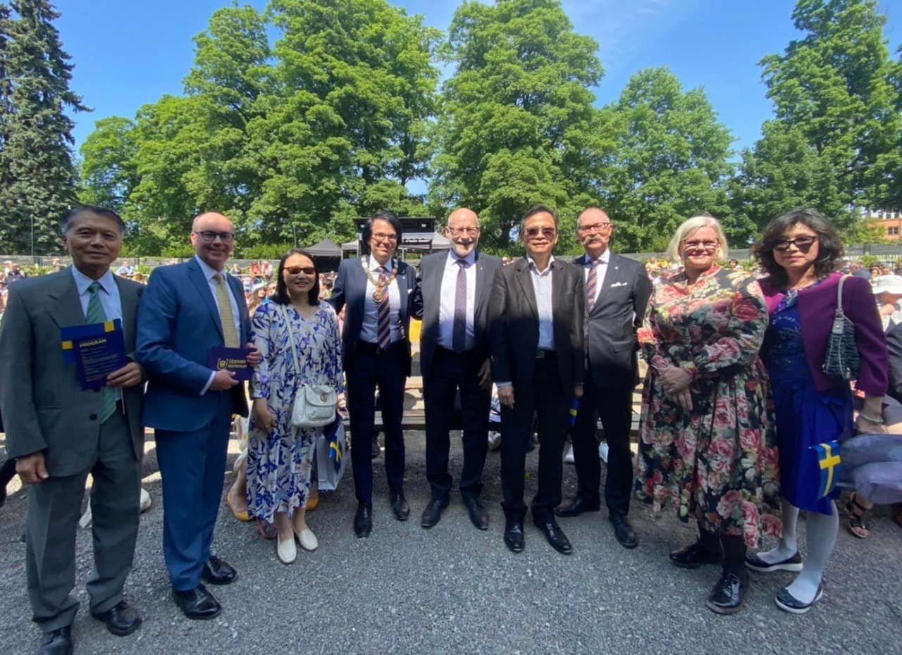 駐瑞典代表處谷瑞生大使夫婦於2023年6月6日應瑞典烏普薩拉市政府邀請出席該市府瑞典國慶慶祝活動！
活動期間，谷大使與烏普薩拉省省長Stefan Attefall、烏普薩拉市市長兼市議會主席Klas-Herman Lundgren以及該市府文化局長Sten Bernhardsson等致意並就台瑞典共同價值及文化、藝術、學術交流合作交換意見