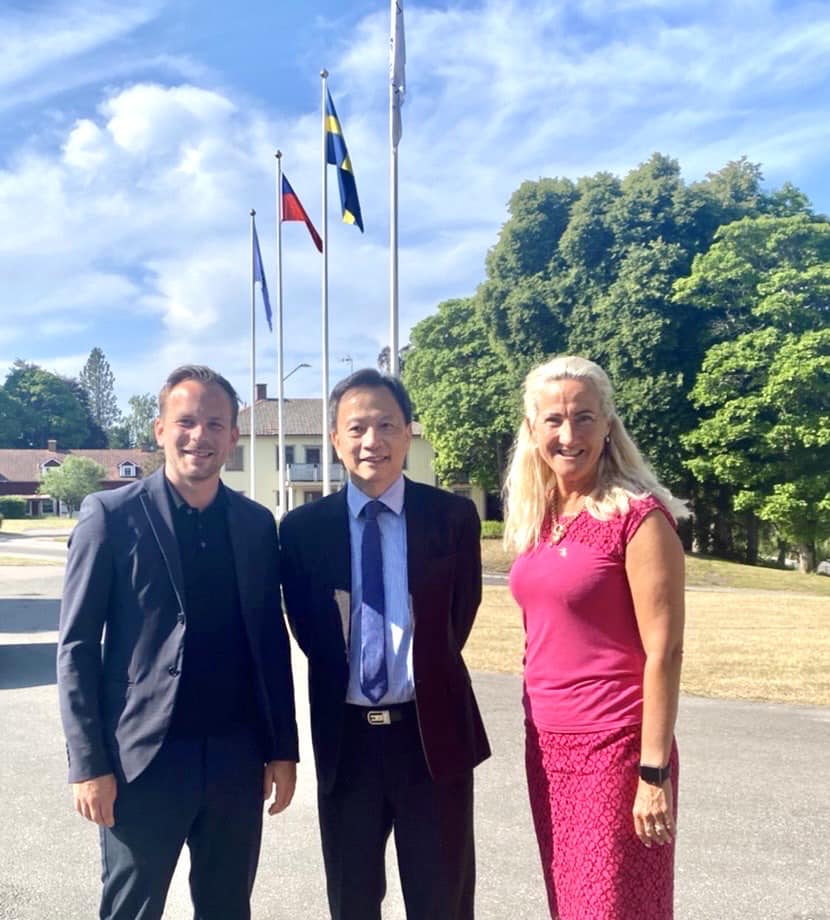 駐瑞典代表處谷瑞生大使於2023年6月15日轄訪瑞典西約特蘭省斯卡拉堡區斯卡拉市及法爾雪平市。
谷大使與約特納市市長Johan Månsson (左一) 共同接受約特納日報與 NLT日報專訪