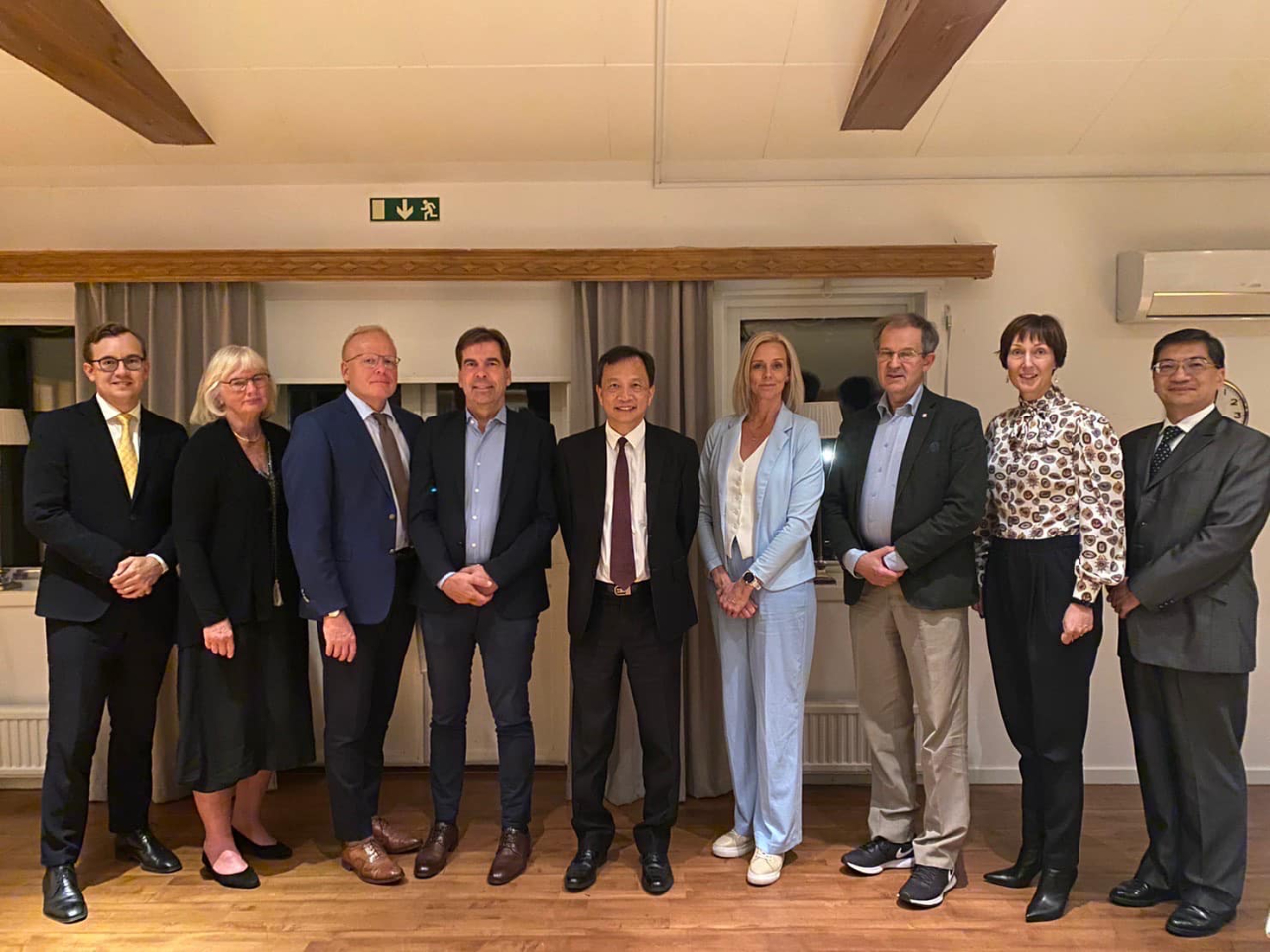 谷大使於9月6日轄訪瑞典達拉納省並款宴瑞典達拉那省萊克桑德市市長Sebastian Larsson、賴克維特市市長Ulrica Momqvist、穆拉市市議會主席Lennart Sacrédeus、國會議員Crister Carlsson 及企業代表