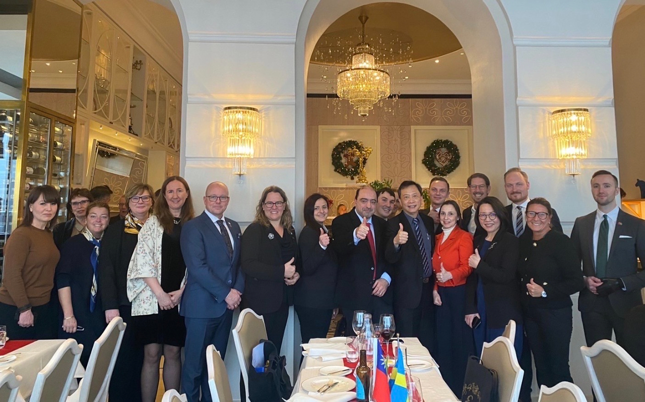 為感謝瑞典友我國會議員堅若磐石之支持，本處谷大使瑞生於本(11)月28日午宴瑞典國會議員，出席議員包括「台瑞國會議員協會(Sweden Taiwan Parliamentarian Association, STPA)」主席Boriana Åberg議員;國會「外交委員會」主席Aron Emilsson議員;國會「工業暨貿易委員會」主席Tobias Andersson議員;「外交委員會」成員Joar Forssell議員;「國防委員會」成員Björn Söder議員及Alexandra Anstrell議員，及各黨派共18位國會議員參與，餐會溫馨熱絡。