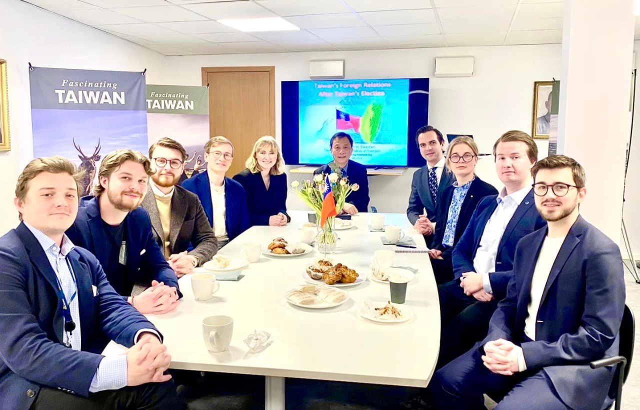 駐瑞典代表處谷大使瑞生於2024年1月24日邀請瑞典青年黨團出席我國總統及立院選舉說明會，與會者包含瑞典執政黨之自由黨青年黨團主席Erik Berg、中央黨青年黨團主席Caroline von Seth、基督教民主黨青年黨團主席Stefan Sarmes、綠黨青年黨團氣候、環境暨能源發言人Markus Barnevik Olsson及瑞典保守暨自由學生聯盟主席Linnea Dubois等4大政黨青年黨團及青年聯盟重要成員共9位。