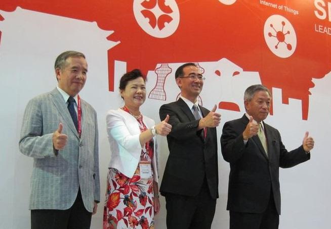 (From left) Amb. Tien Chung-Kwang, Representative of TECC in India, Kuo Lin-Wu, Vice Chairman of the Taiwan External Trade Development Council, Hon. Wang Mei-Hua, Vice Minister of ROC (Taiwan) Ministry of Economic Affairs, Prem Behl, Chairman of Exhibitions International Group, and Francis Tsai, Chairman of India Economic and Trade Committee under the Taiwan Electrical and Electronic Manufacturers’ Association.