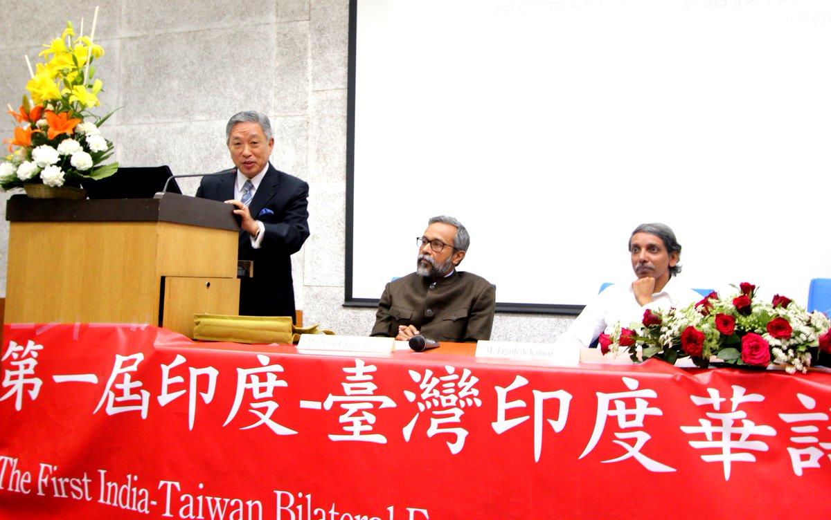 Amb. Tien Chung-Kwang (left), Representative of Taipei Economic and Cultural Center in India, delivered welcoming remarks at the The 1st India-Taiwan Bilateral Forum on the Mandarin Chinese Course Materials for Indian Learners on March 10, 2017.