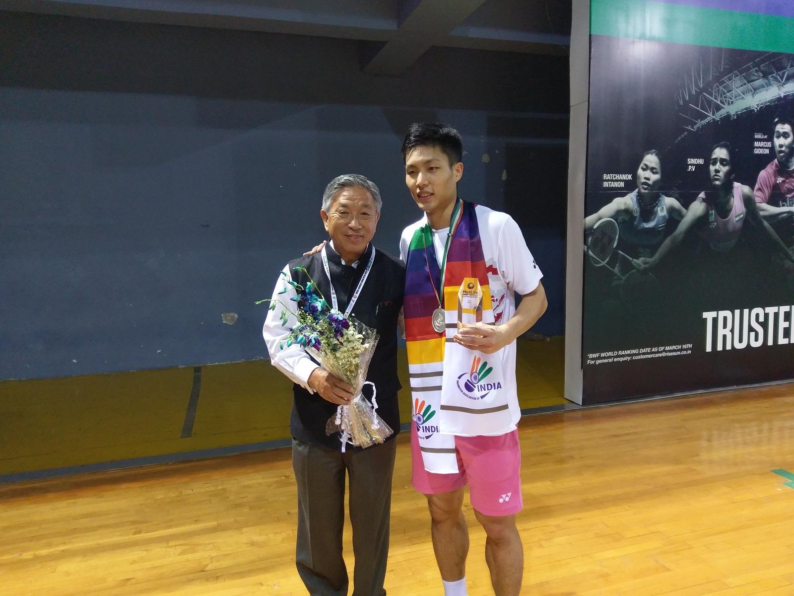 Amb. Tien Chung-Kwang (left), Representative of Taipei Economic and Cultural Center in India, congratulated Chou Tien-Chen after the badminton player won second place in Men’s Single, India Open Super Series 2017 April 2.