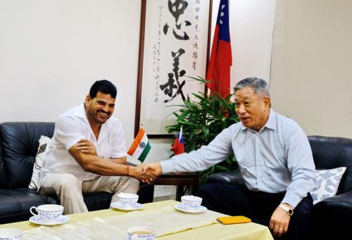 Amb. Tien Chung-Kwang (right) met with Hon. Brijbhushan S. Singh, Vice President, Wrestling Federation of India, at Taipei Economic and Cultural Center in India June 8th, 2017.