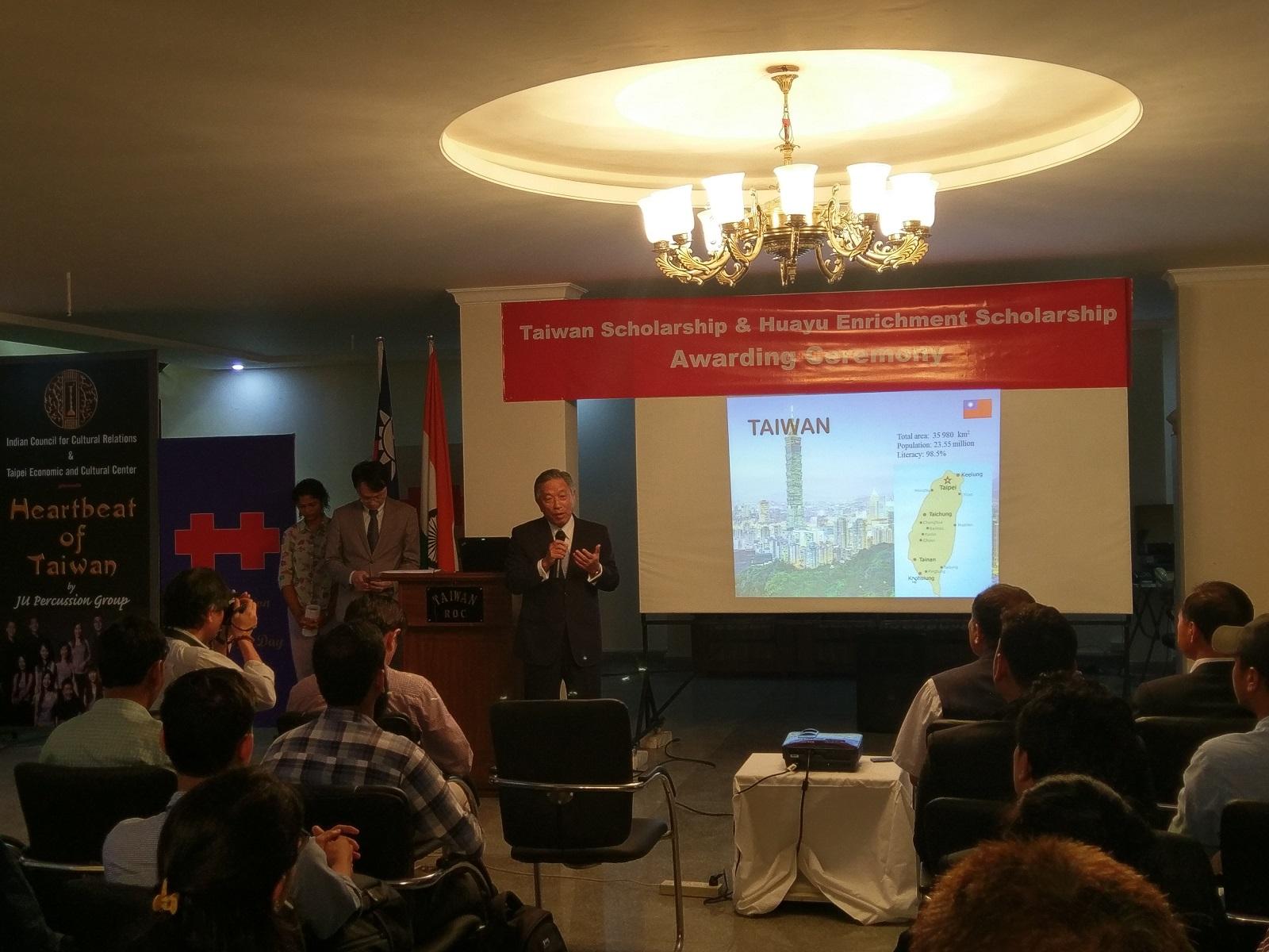 Amb. Tien Chung-Kwang welcomed the recipients of Taiwan Scholarships and Huayu Enrichment Scholarships at the Taipei Economic and Cultural Center in India (TECC) Aug. 8, 2017.