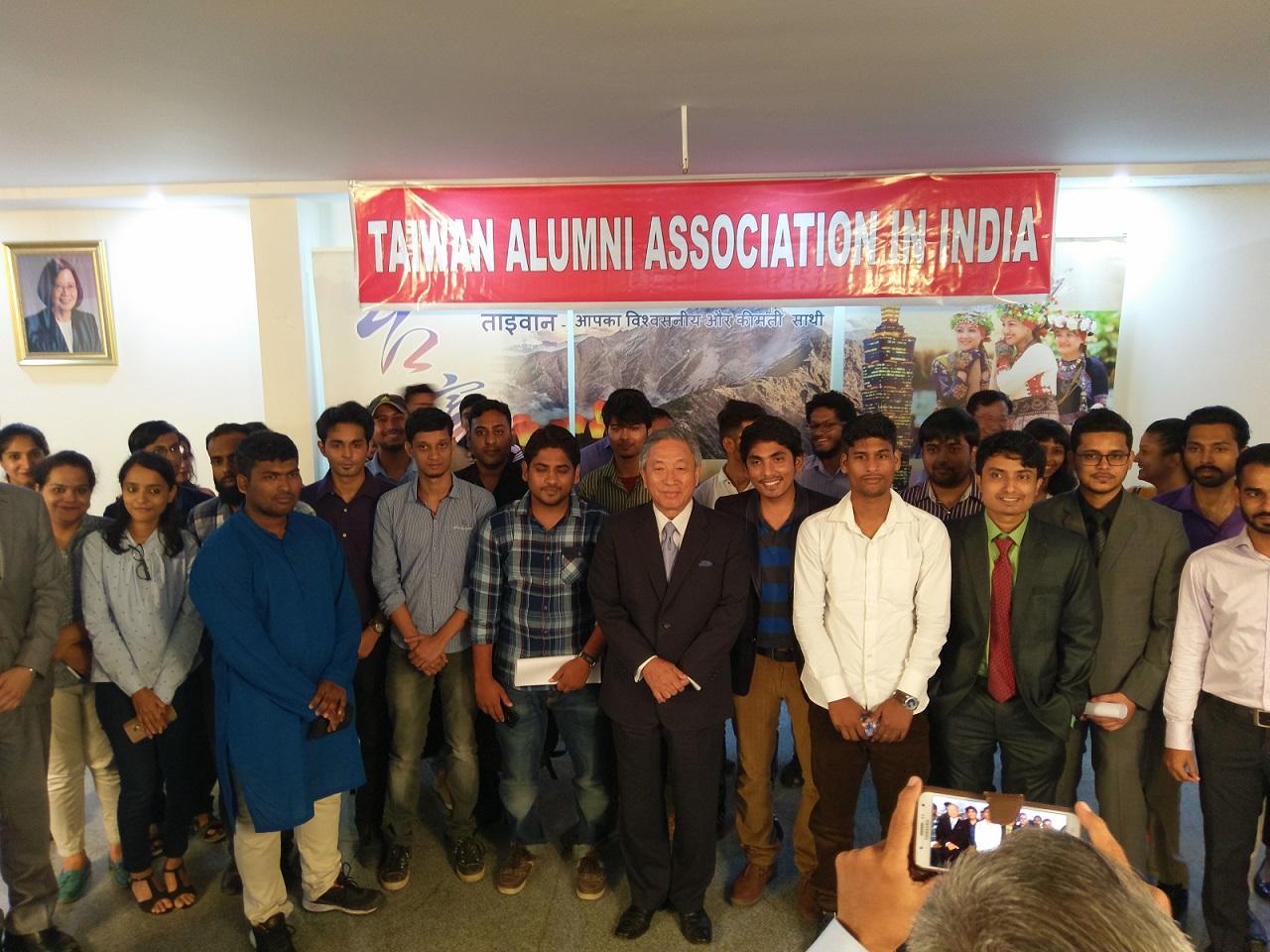 Amb. Tien photographed with the Taiwan Scholarship and Huayu Enrichment Scholarship recipients as well as the Taiwan Alumni Association members at TECC.
