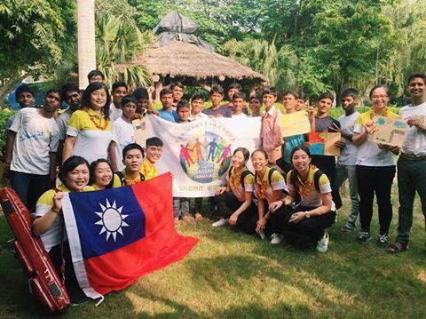 Taiwan Youth Ambassadors pictured with children at Mukti Ashram, Bachpan Bachao Andolan Aug. 30, 2017.