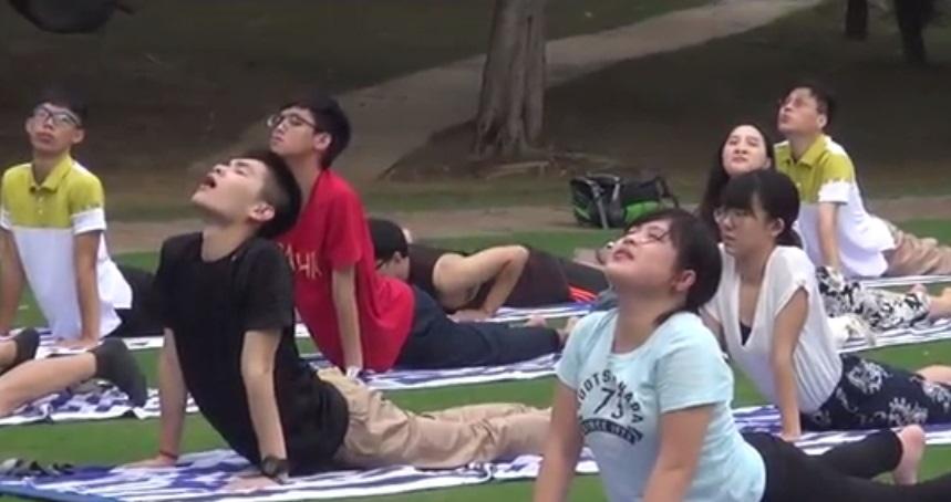 Taiwan Youth Ambassadors practiced yoga in the Grand Hotel, Delhi, on the early morning of Aug. 31, 2017.