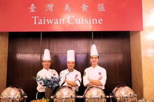 Chen Wen-tung (center), Associate Professor of National Pingtung University of Science and Technology, organized ‘Taiwan Cuisine’ at the ROC 106th National Day reception.