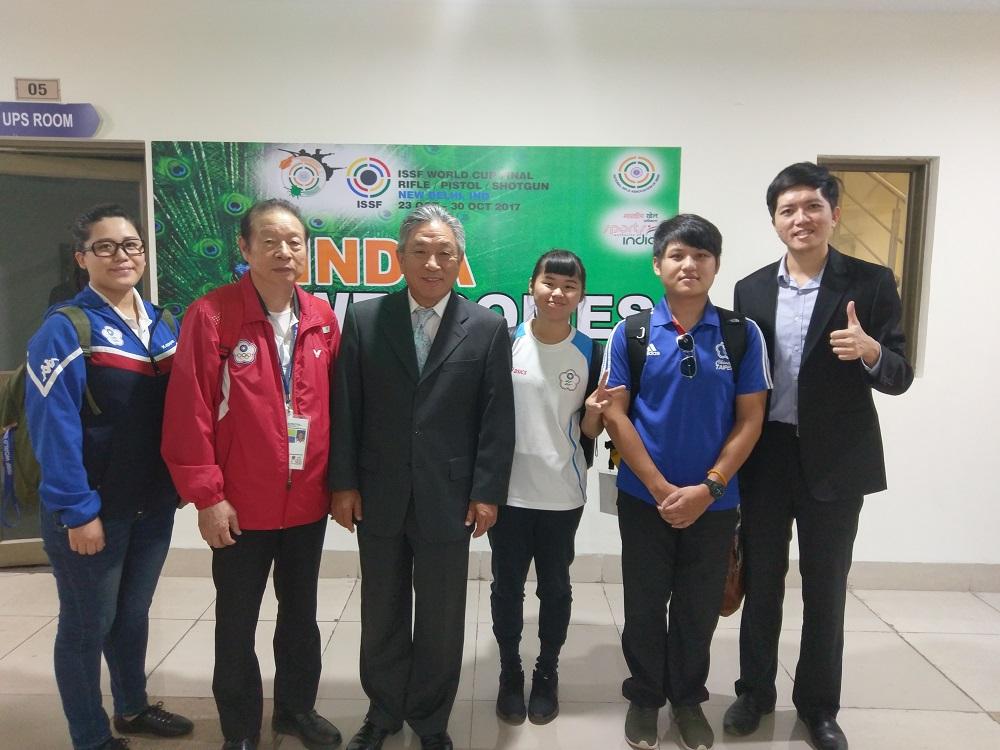 Amb. Tien Chung-Kwang (3rd, left), Representative of Taipei Economic and Cultural Center in India, photoed with the shooting delegation from Taiwan after Yu Ai-wen (3rd, right) won 6th place in the women’s 10m air pistol event of the ISSF World Cup Final in New Delhi, Oct 25, 2017.