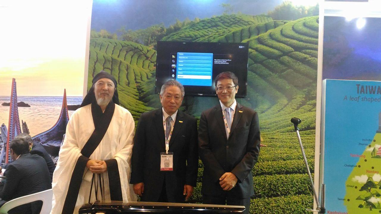 Yuan (left), HE Amb. (centre) and Dr. Lin (right).