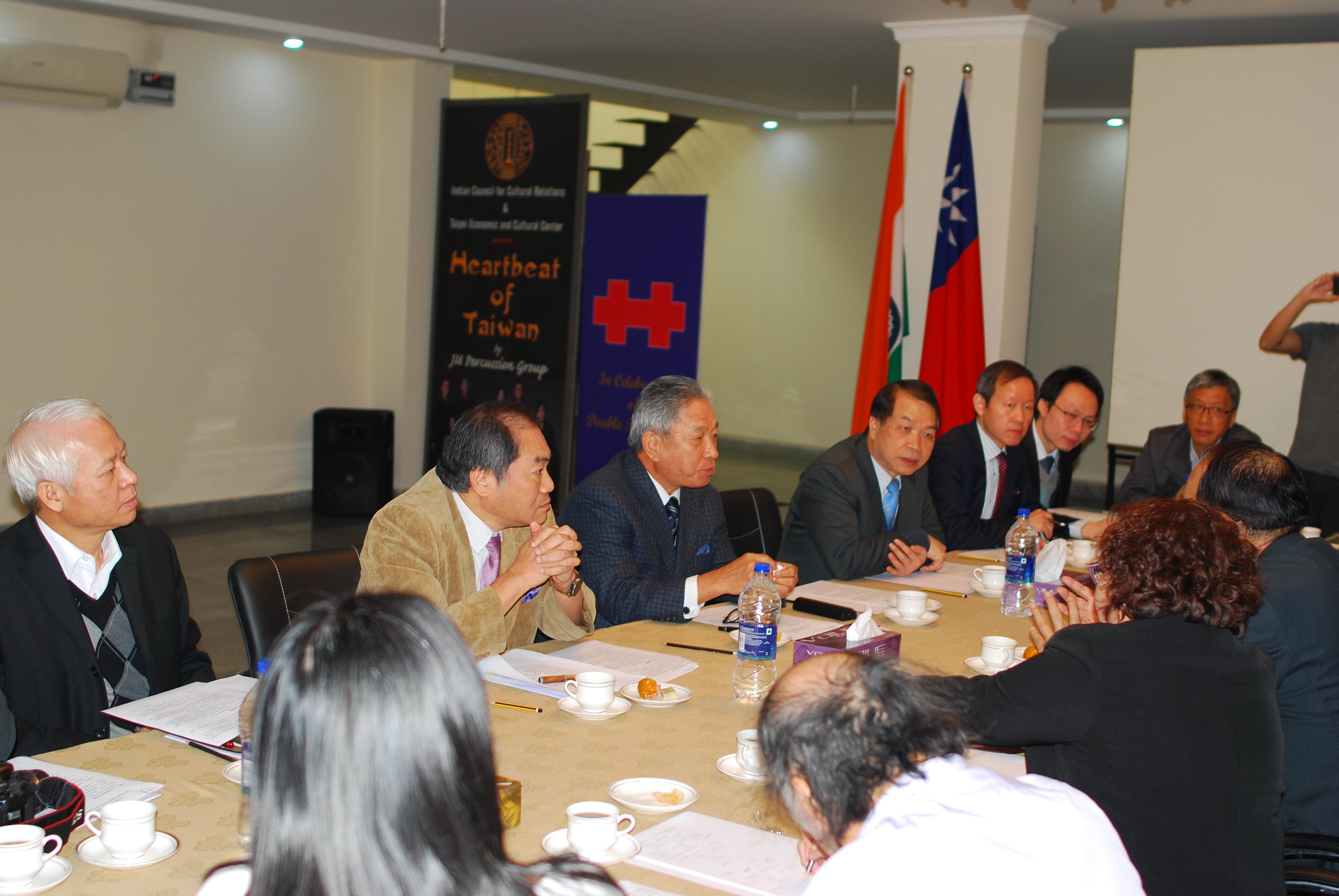 1.A delegation led by Gwo-Long Shy, Director General of Bureau of Cultural Heritage, Ministry of Culture, visited New Delhi from 7th to 16th December, 2017 to attend the 19th General Assembly and Extraordinary General Assembly held by the International Council on Monuments and Sites(ICOMOS). The delegation called on Amb. Tien, followed with an exchange meeting in Taipei Economic and Cultural Center in India(TECC) on the 9th of December, to share views on the cooperation of heritage conservation and management between Taiwan and India.
2.DG Shy and his delegation called on Amb. Tien and officers in TECC.