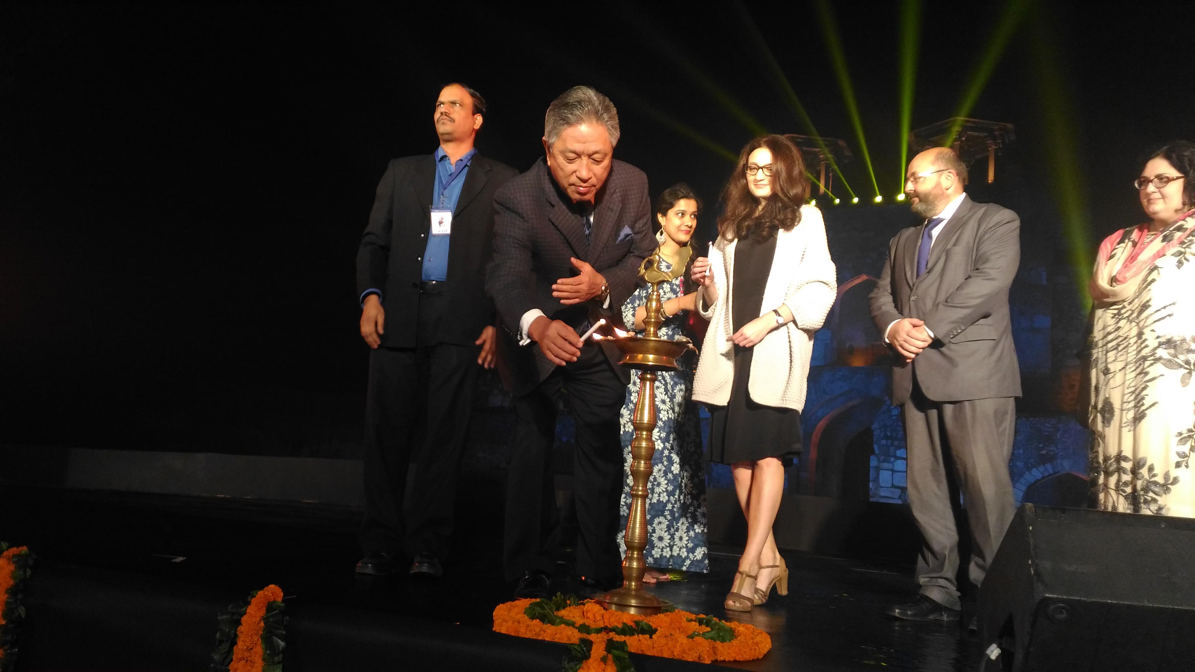 1.The 11th Delhi International Arts Festival, organized by Forum for Art beyond Borders and Prasiddha Foundation, held on 11-25 November. H.E. Amb. and Madam Tien were invited to participate in the opening ceremony at magnificent Purana Qila, and H.E. Amb. lit lamp along with Ms. Nana Mgne, Russian Counsellor, Slovakia Counsellor, Ms. Agne Sakalauskaite, Amb. of Lithuania and Mr. Atul Malhari, Director of ICCR. Amb. Tien delivered a speech and presented a certificate of gratitude to Egypt Dancing Troupe on behalf of DIAF. TAI Body Theater and Little Giant Chinese Chamber Orchestra were invited to perform from 11-13 and 18-20 respectively at Delhi auditoriums and schools. Their performance had acquired echo from lots of Indian audiences.
2.Atul Malhari (left)、H.E. Amb. Tien (left 2)、Agne Sakalauskaite(right 3)、Slovakia Counsellor (right 2)、 Nana Mgeladge(right 1).