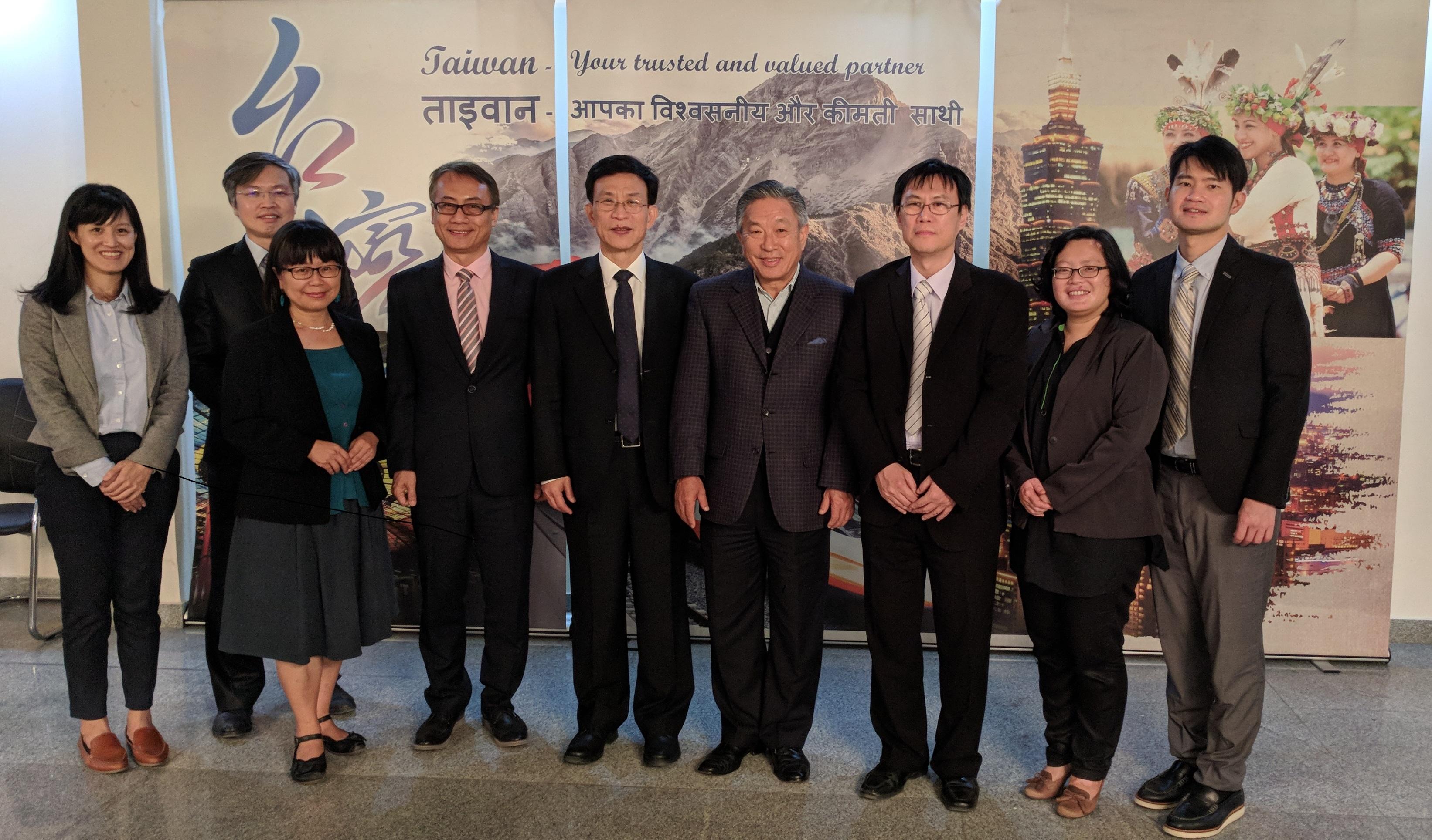 1.Dr. Sheng-Lin Chou, Secretary General of Taiwan Association of Information and Communication Standards, led a team of Taiwan experts to hold Taiwan-India telecommunication Standards Summit with Telecommunications Standards Development Society, India(TSDSI) in New Delhi on 15th November, 2017. Amb. Tien of Taipei Economic and Cultural Center in India(TECC) was invited to address in the opening ceremony and appreciated Taiwan team’s efforts to initiate the 5G telecommunication cooperation with India, which will create win-win situation for both sides.
2.Dr. Chou(Left 5) and Taiwan telecommunication experts visited Amb. Tien(Right 4) in TECC.