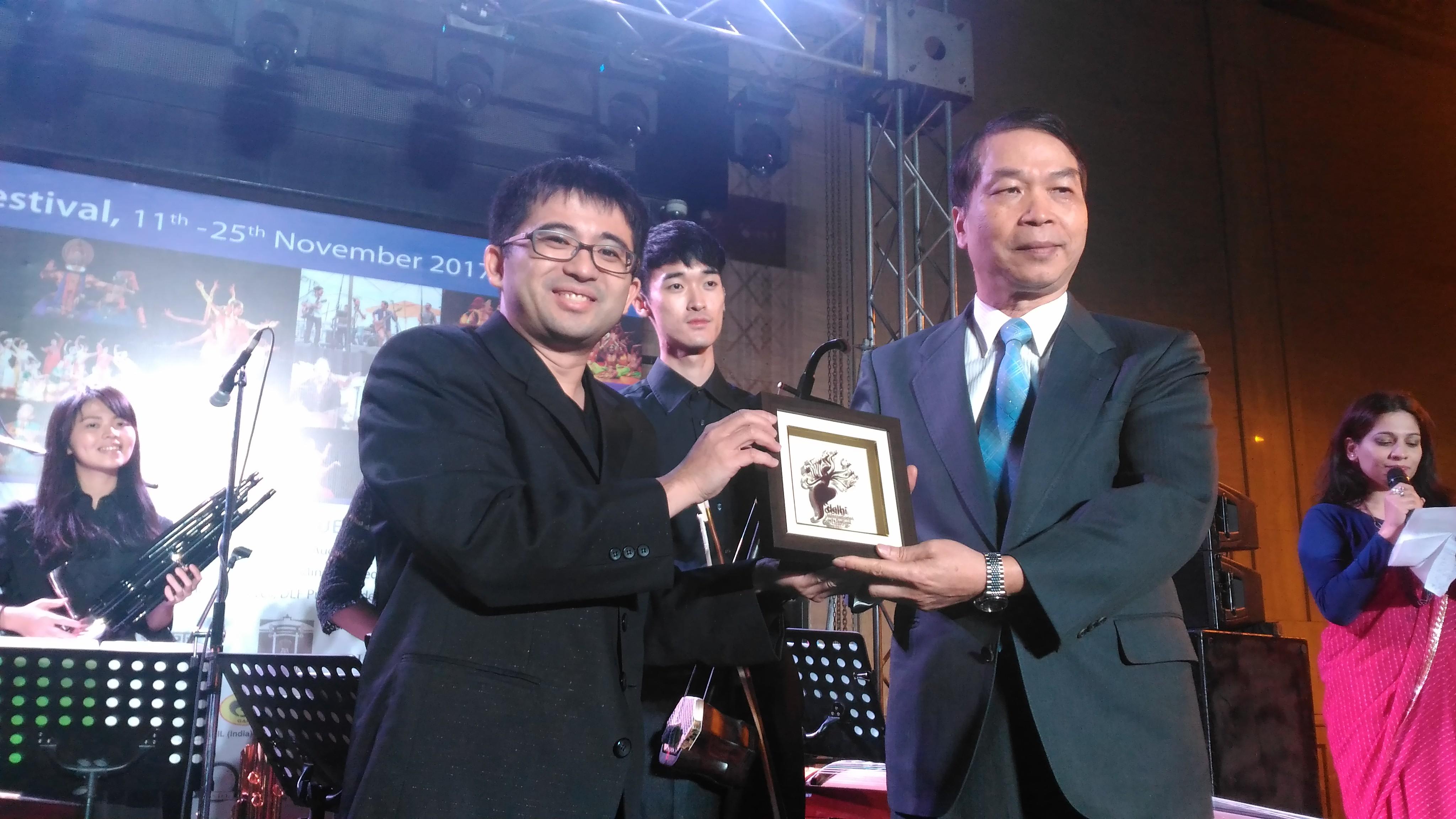 Conductor Chih-Sheng Chen(left)、Deputy Representative Richard Chiu(right)