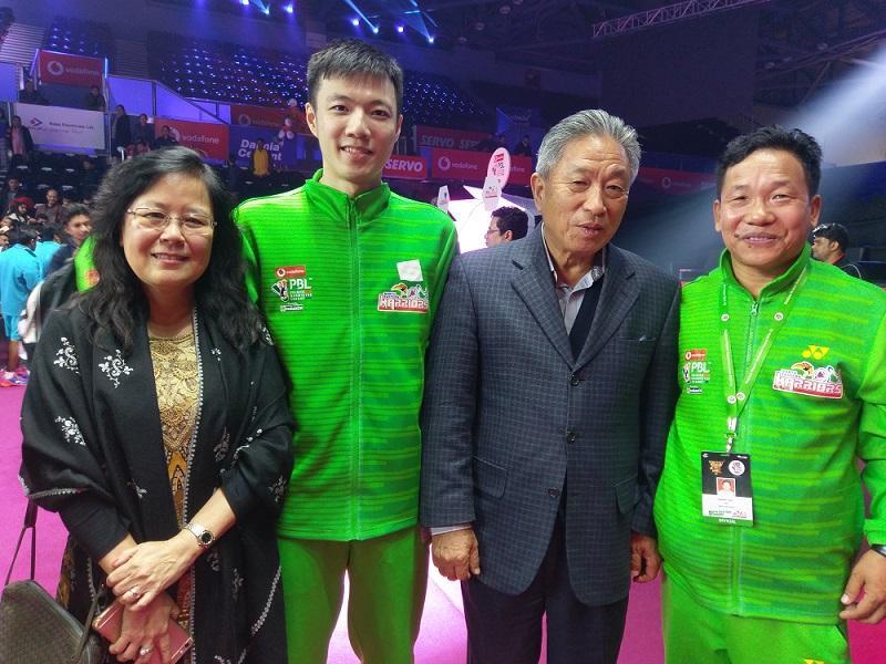 Amb. Tien (2nd right) and Madam Tien (1st left) cheered for Mr. Wang Tzu Wei, another world-class badminton player from Taiwan, after his victory at Siri Fort in New Delhi, India on Dec. 30, 2017.