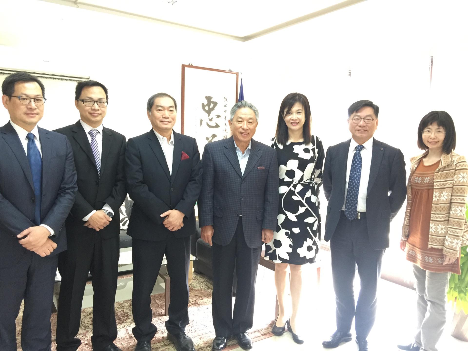 A delegation led by Tseng-Ju Hsu, Deputy Director General of the Hsinchu Science Park Bureau, and Chin-Yeong Hwang, Founder of Digitimes, visited New Delhi from 4th to 9th February, 2018 to look for cooperation opportunities with Indian smartphone industry and startup companies. The delegation called on Amb. Tien at Taipei Economic and Cultural Center in India(TECC) on the 5th of February, to share views on cooperation of hi-tech industries between Taiwan and India.