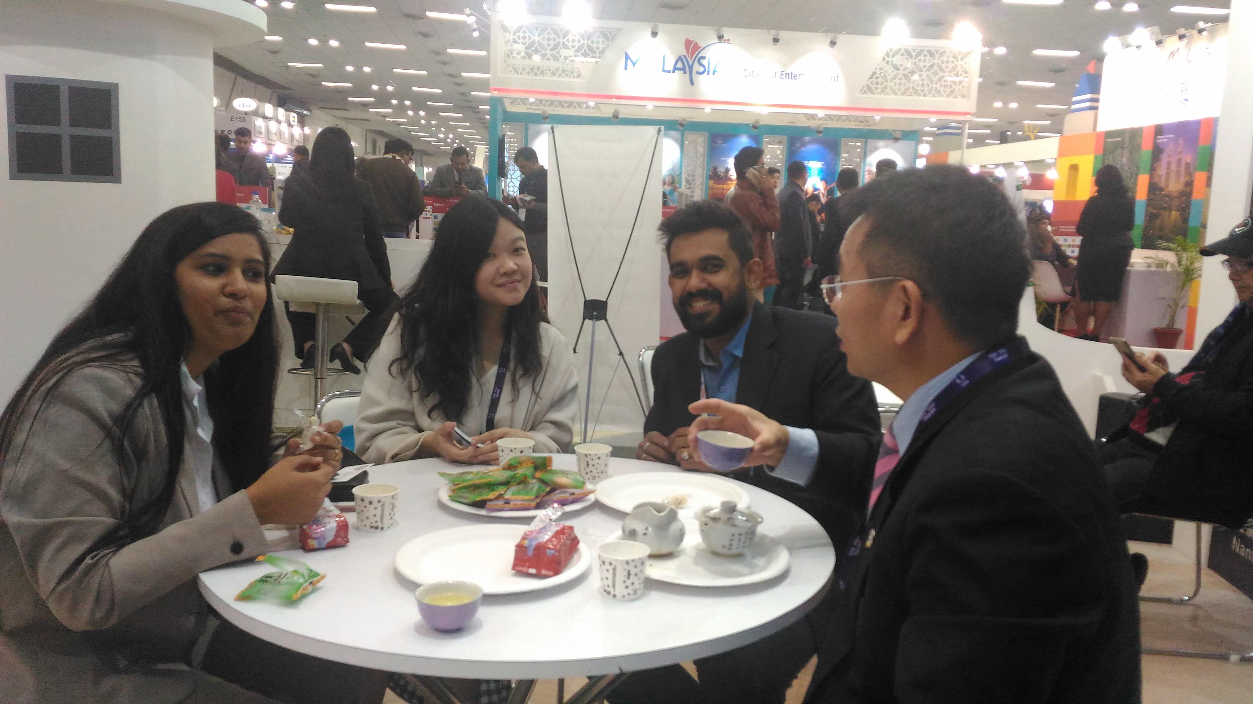 Ms. Su Tho Pei Pei (left 2), Sale manager of the ROC Tourism Office in Singapore, met with Indian visitors.