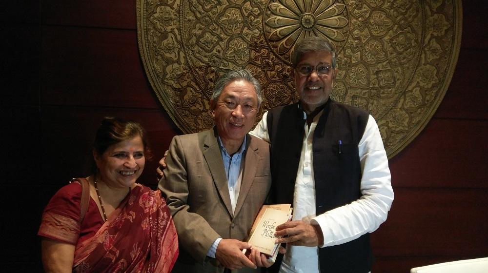 Amb. Chung Kwang Tien (center), Representative of Taipei Economic and Cultural Center in India, met with 2014 Nobel Peace Laureate Kailash Satyarthi (right) and received his books in New Delhi on July 17th, 2018.