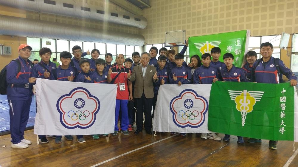 Amb. Chung Kwang Tien (center, front row) cheered up the 20-plus wrestling team from the Republic of China (Taiwan) participating in the “2018 Junior Asian Cahmpionships” games at I.G. Stadium, New Delhi, July 20, 2018.