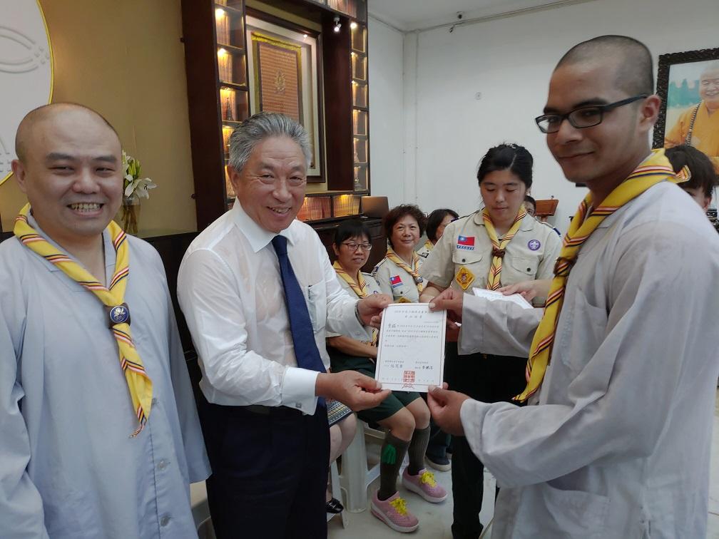 Amb. Tien awarded a training certificate to one of the Sramanera Scouts.