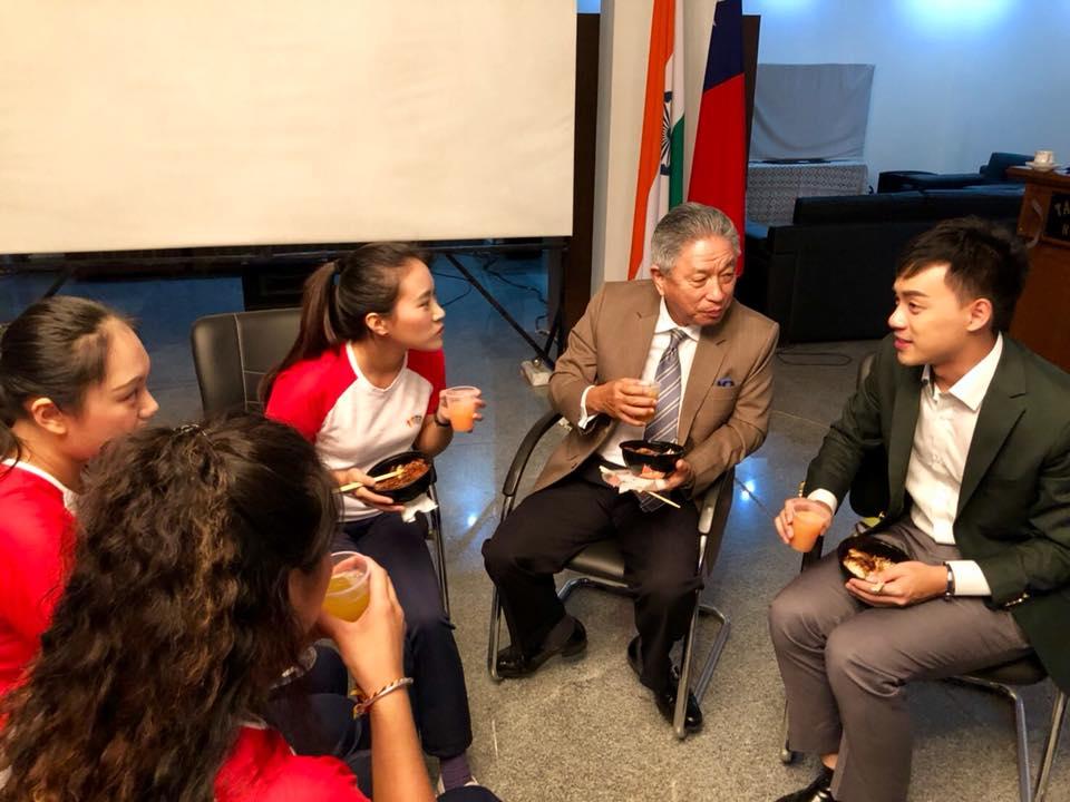 Amb. Tien (2nd, right) interacts with visiting Taiwan Youth Ambassadors.