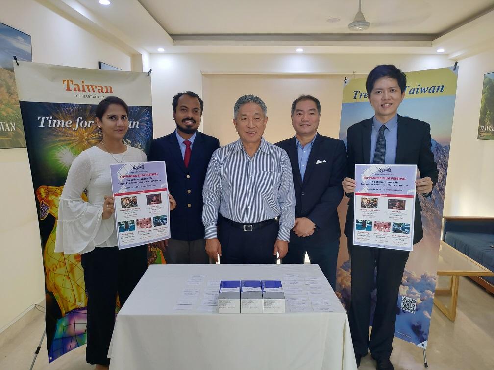 TECC Representative Amb. Chung-kwang Tien (center), today joined other TECC officers and Mr. Satchin Joseph Koshy (2nd from left), assistant program manager of Habitat World, India Habitat Center at the lucky draw ceremony to announce prize winners from the Taiwan Film Festival 2018 audience.