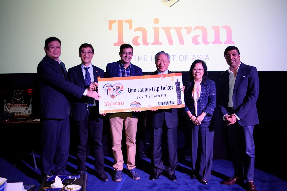 Amb. Tien, Dr. Lin, Director Wu and INOX VP Sales Anand Vishal jointly awarded a Delhi-Taipei return ticket to a lucky prize winner at the end of the program.
