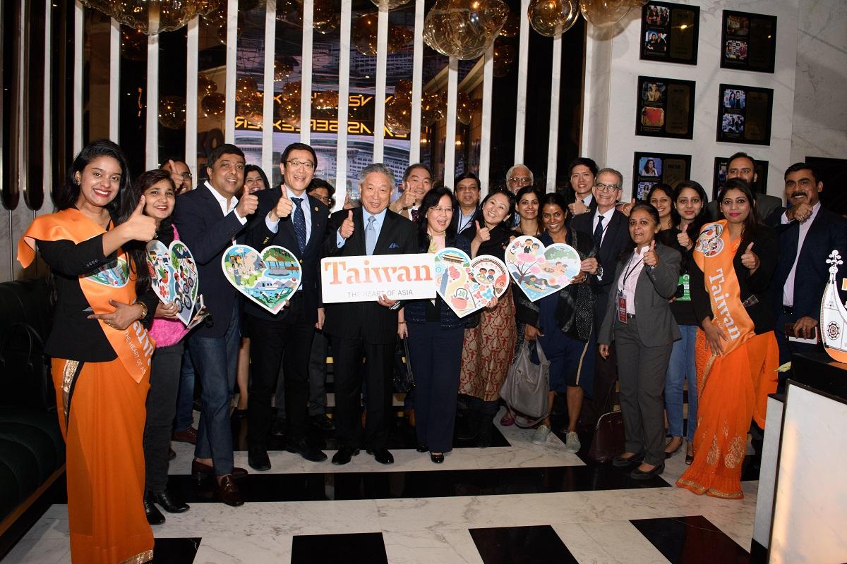 Amb. Tien (5th, left, front row), Dr. Lin (4th, left, front row), Anand Vishal (3rd, left, front row), Vice President of Sales, INOX Leisure Limited and other guests thumbed up for Taiwan tourism at the promotion event at INOX Insignia, New Delhi on Dec. 14, 2018.