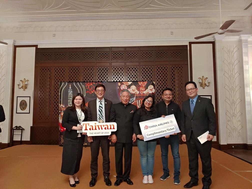 Amb. Tien (3rd, left), Dr. Lin (2nd, left), Daniel Niu (1st, right) and Taiwan Tourism Bureau Section Chief Chen (1st, left) award first prize of an air ticket to the lucky winners.