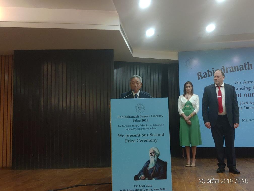 Amb. Tien Chung-kwang (right), Representative of Taipei Economic and Cultural Center in India, receives the 2019 Rabindranath Tagore Prize statuette on behalf of Tsai Ing-wen, President of the Republic of China (Taiwan), from Peter Bundalo, founder of TagorePrize, at the India International Center in New Delhi, April 23, 2019.