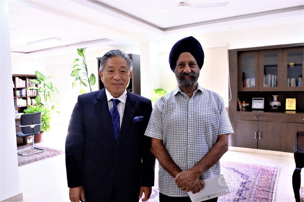 Amb. Chung-kwang Tien, Representative of Taipei Economic and Cultural Center in India, met with Anup Singh, Director of Strategic Studies of the Society for Indian Ocean Studies, in New Delhi on May 30, 2019.
They exchanged views on Taiwan-India maritime cooperation and agreed on the possibility of joint humanitarian relief work between the two countries in the South China Sea.