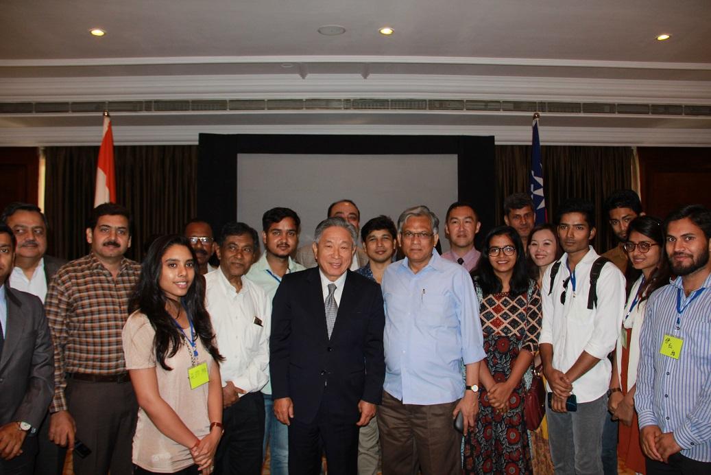 Amb. Tien (center) with participants from the press and businesses.