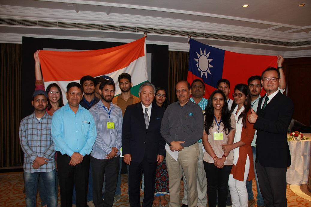Amb. Tien (center) photographed with students from Taiwan Education Center in India.