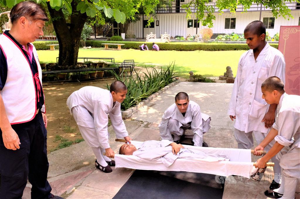 ROC Red Cross Society volunteer Mr. Lin (1 from left) teaches the sramaneras how to make a stretcher in an urgent case and transport the injured properly.