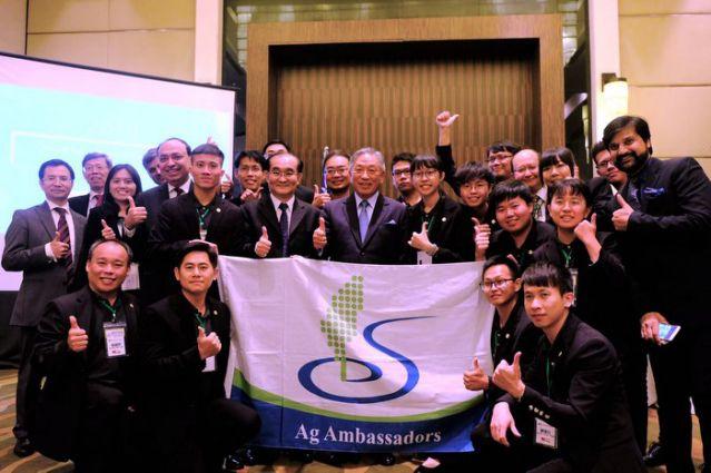 Amb. Tien, Chung-kwang, Representative of Taipei Economic and Cultural Center in India, thumb up with the young agricultural delegation and representatives from Indian media for a group photo after a press conference held in New Delhi Aug. 24, 2019.