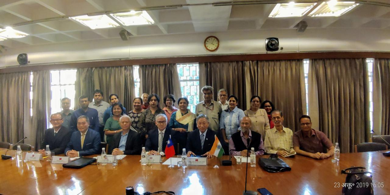 A group photo of Amb. Tien (4th from right, first row), Economic Division Director Hung Yang (3rd from left, first row), Science &amp; Technology Division Director Henry Chen (2nd from left, first row) and Education Division Director Peters Chen (1st from left, first row), with participating journalists of the Indian Association of Foreign Affairs Correspondents.