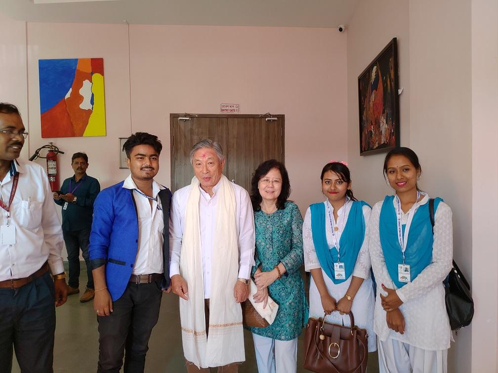 Amb. Tien (3rd, left) photographed with Indian audience after the successful screening of Taiwanese film “Han Dan” on Nov. 2, 2019.