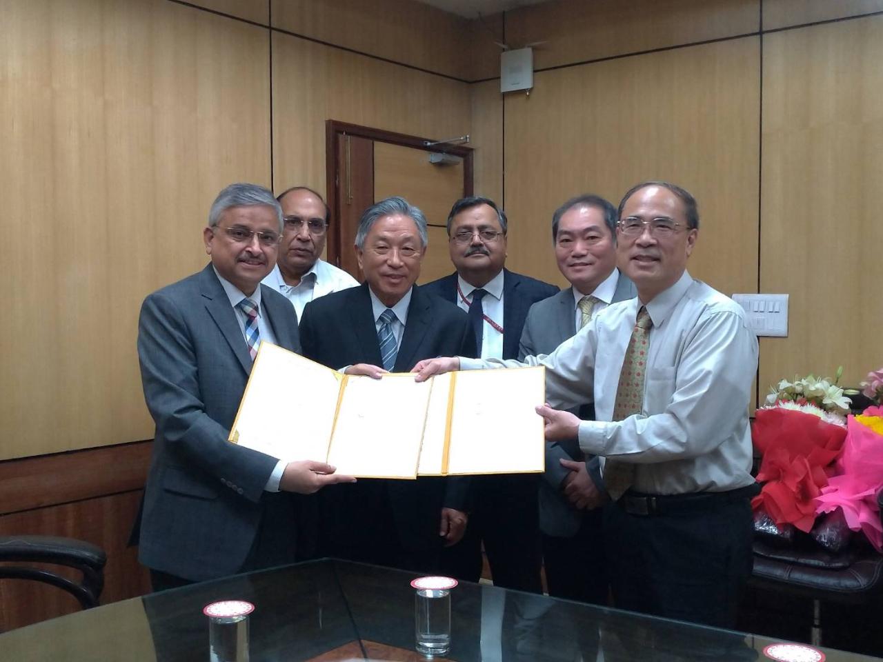 Amb. Tien(Front Left 2), Prof. Randeep Guleria (Front Left 1), Dr. Kuo(Front Right 1) attended the Signing Ceremony.