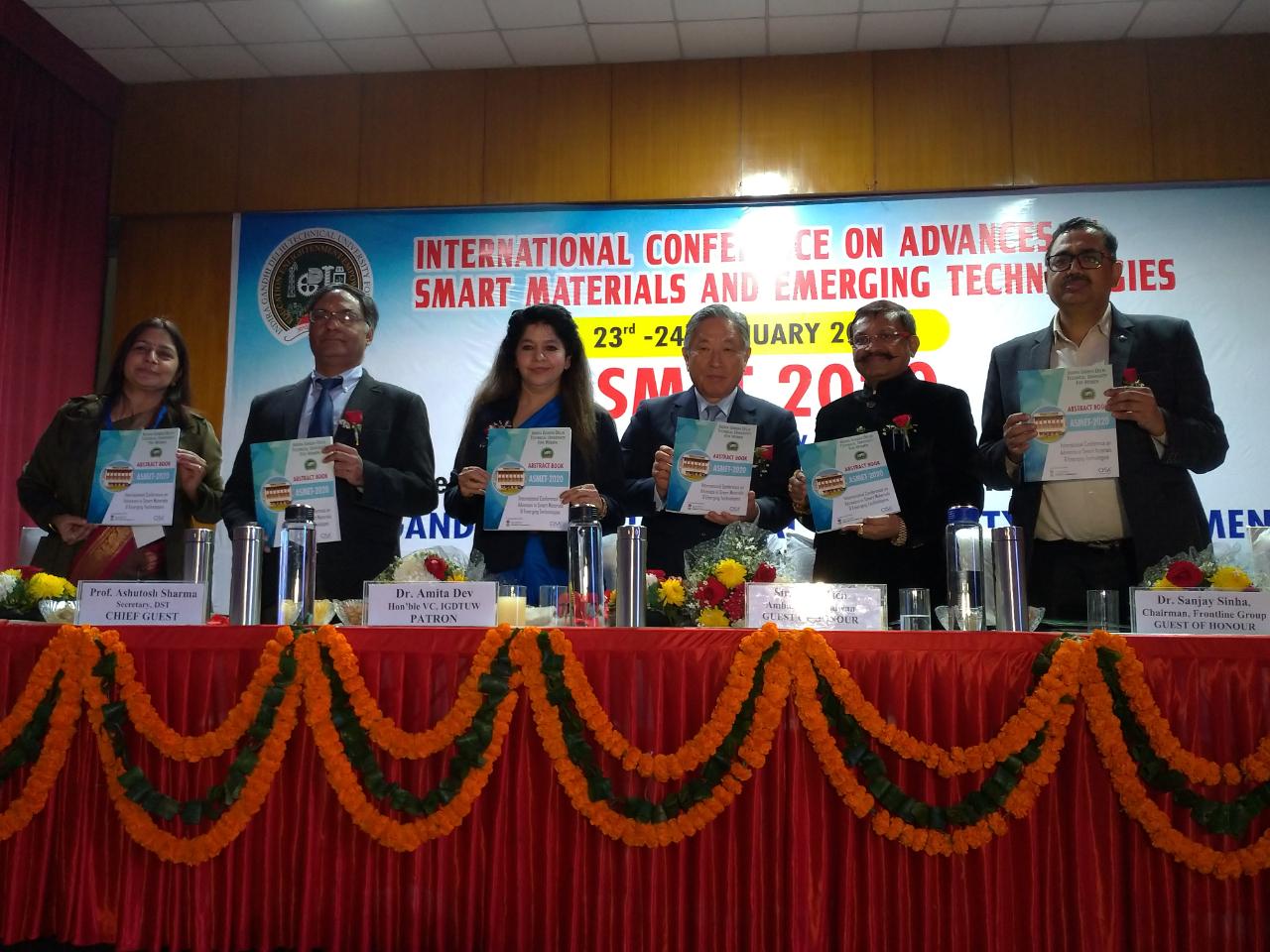 Group photo of Amb. Tien and other guests in the International Conference.