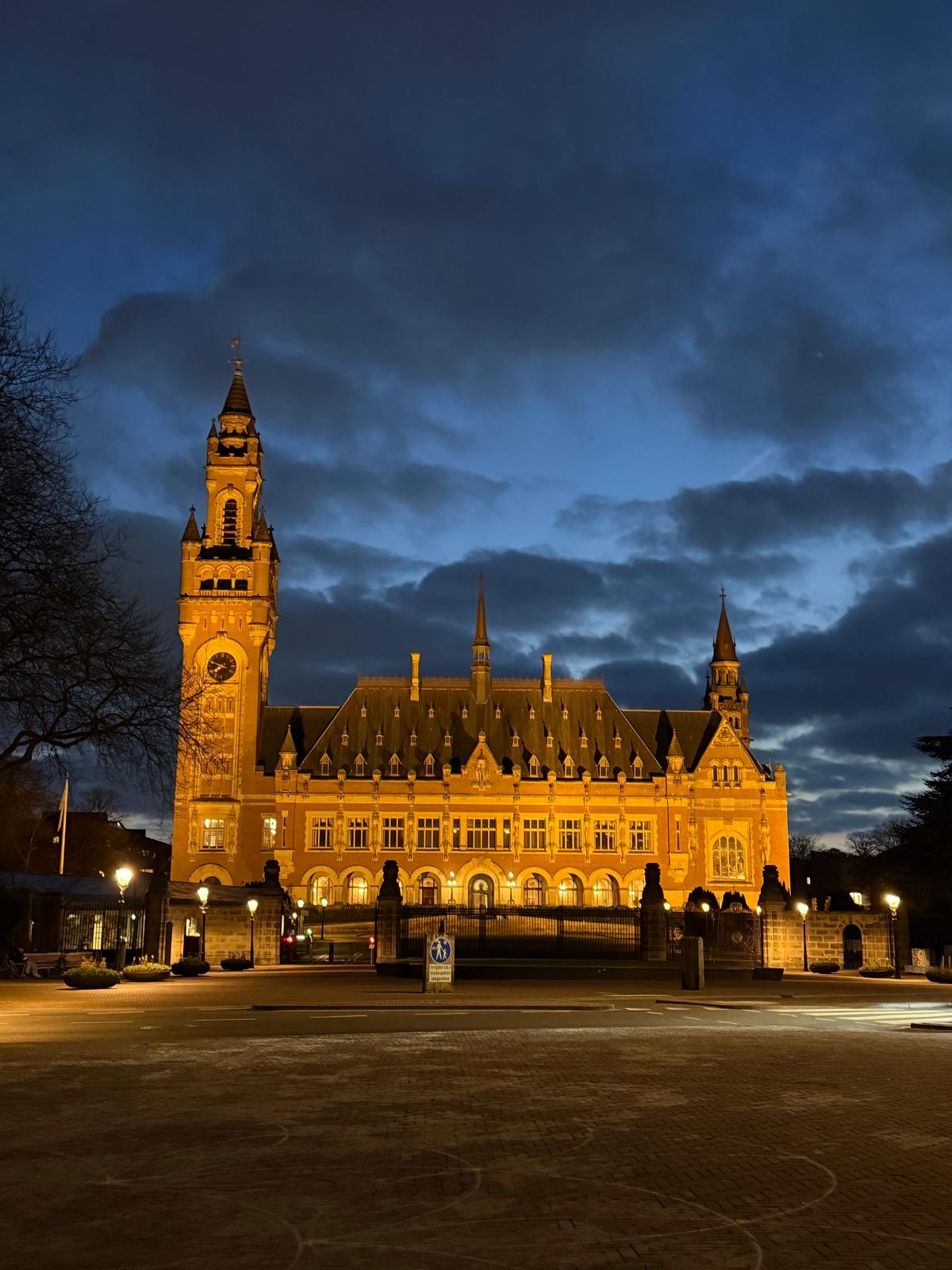 圖片一:夜色中的和平宮,帶著莊嚴肅穆之感。