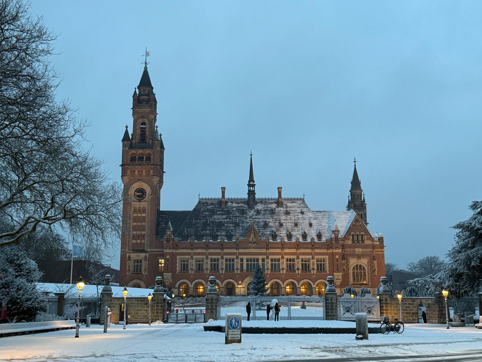 圖片二:立在蕭瑟雪景中的和平宮,也不減肩負和平的使命。