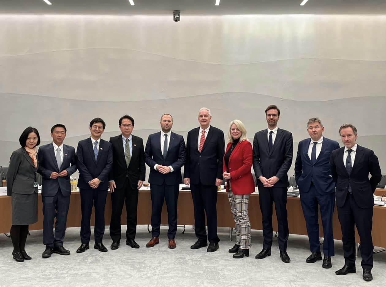 For the very first time in the history, a parliamentairy delegation from Taiwan was officially received by the Dutch Parliament.
February 14 marked a historic day for the parliamentarian relations between The Netherlands and Taiwan. Taiwanese lawmakers Chiu Chih-Wei, Tsai Shih-Ying and Hsu Chih-Chieh, along with Representative HsinHsin Chen, were welcomed by the Foreign Affairs Committee of the Tweede Kamer, the lower house of the Dutch parliament. They were personally welcomed by the committee chairman Mr. Rudmer Heerema (VVD), and among others, MPs Sjoerd Sjoerdsma (D66), Agnes Mulder (CDA), Raymond de Roon (PVV), Jan Klink (VVD) Mustafa Amhaouch (CDA), Wybren van Haga (BVNL) and Derk-Jan Eppink (JA21)
The head of delegation, Mr. Chiu, first thanked the Tweede Kamer for passing six motions in recent years to show their continued support for Taiwan. He expressed hope that the two countries can further deepen their relations in a world with mounting threats from authoritarian countries.
Mr. Tsai and Hsu expressed theirs concerns about the unprecedented Chinese aggression. They argued that both fortifying Taiwan’s self defense capability and facilitating equal dialogue from both sides of the Taiwan Strait are equally important to prevent war. In recent years the Taiwan’s Legislative Yuan has passed a series of bills to increase Taiwan’s national defense budget in order to strengthen its military resilience. 
During the meeting the Taiwanese and Dutch MPs also exchanged opinions on the war on Ukraine and its repercussions for Taiwan, Taiwan’s relations with Indo-Pacific countries, and Taiwan-EU’s cooperation on the semiconductor industry. Mr. Chiu thanked the Tweede Kamer for its warm hospitality, and hoped that the Dutch parliament can also form a delegation to visit Taiwan in the near future.