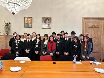 Representative Chen Hsin-Hsin meets with the student delegation from American School in Taichung attending The Hague International Model United Nations conference. (2024. 01. 25, The Hague)