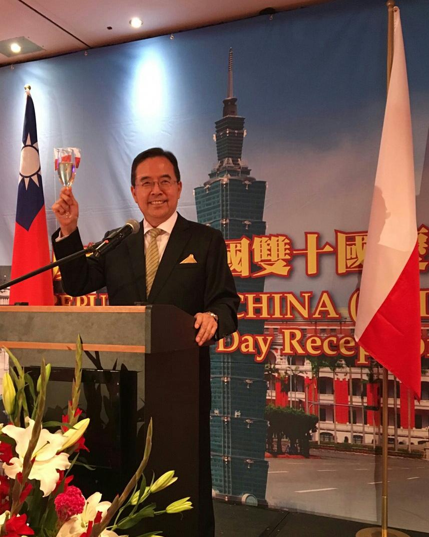 陳銘政大使舉杯邀請與會嘉賓祝酒