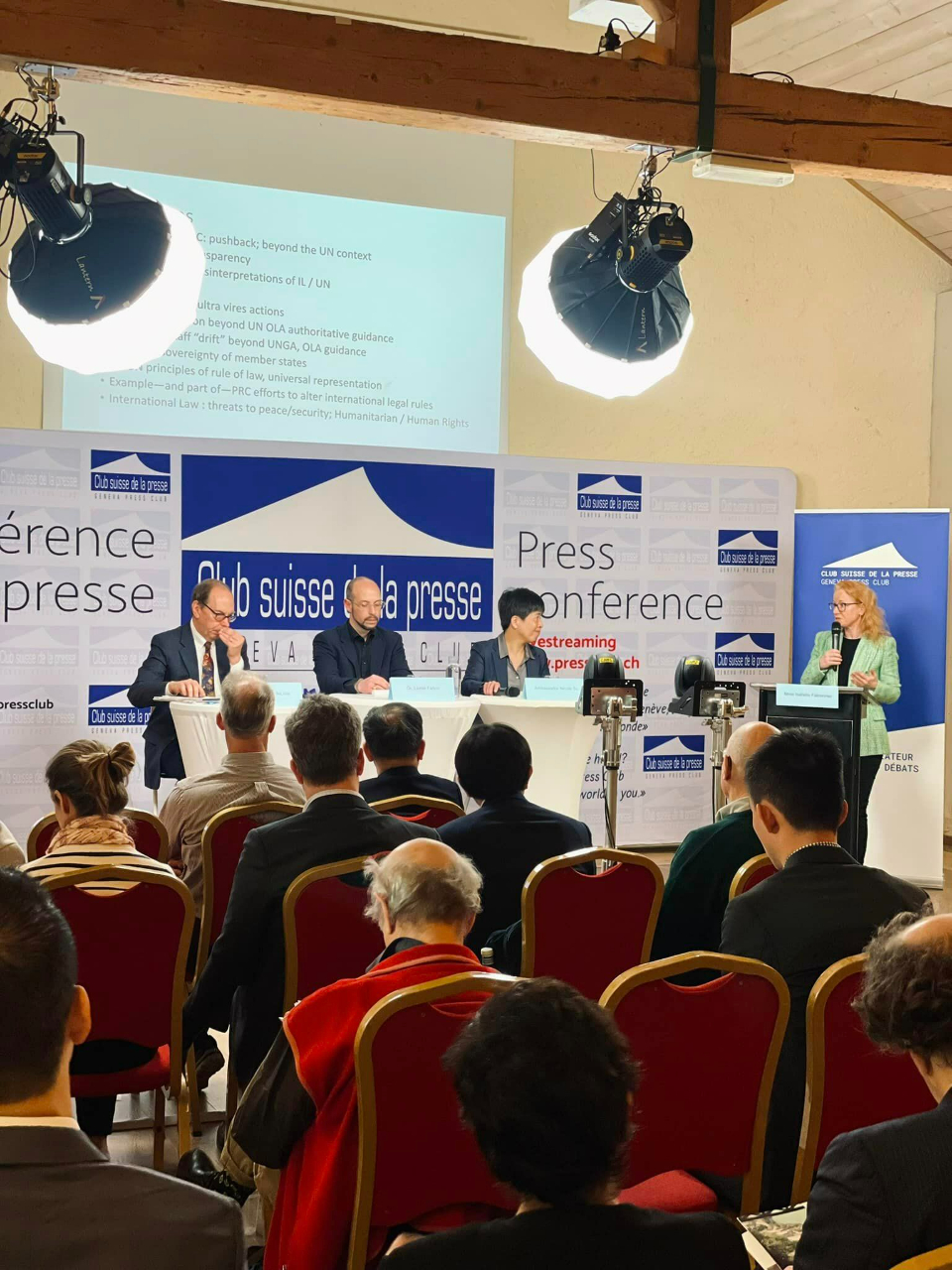 本處與日內瓦記者協會一起合辦「台灣民主的未來」研討會，邀請美國賓州大學教授Dr. Jacques deLisle(左起)、韋伯斯特大學日內瓦校區教授Dr. Lionel Fatton及本處蘇處長瑩君主講，一起討論我國公正透明的民主選舉順利完成。
<a href="https://pressclub.ch/the-future-of-taiwan-democracy/?fbclid=IwAR1Ma78gj0IabN3Br7C0l9Y5XhlazyDQXmtmnY3H3RYiGG1OBxMO20ARsz8_aem_AR6I54FVOFHcHCbnKc4Emgq_kZvBO9s6hHOmWuHKOsS6QbIkw8KKbZcMZdimBbHuZrKf_S-Vl252XU5exfjp39qy" target="_blank">研討會連結</a>