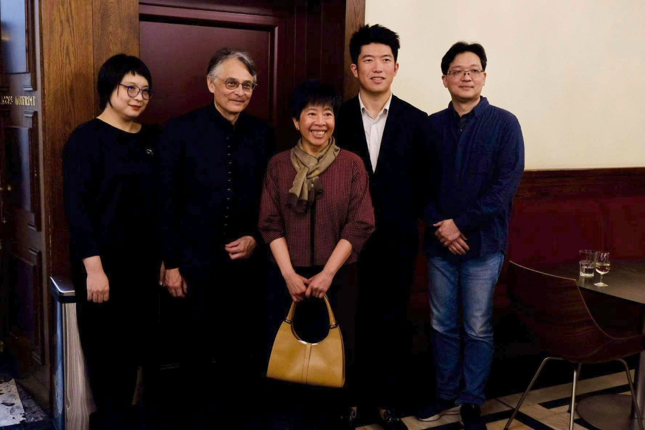 (左起)國家交響樂團執行長郭玟岑、音樂總監準．馬寇爾(Jun Märkl)、日內瓦辦事處處長蘇瑩君、國家交響樂團客席首席林冠羽、代理首席鄧皓敦